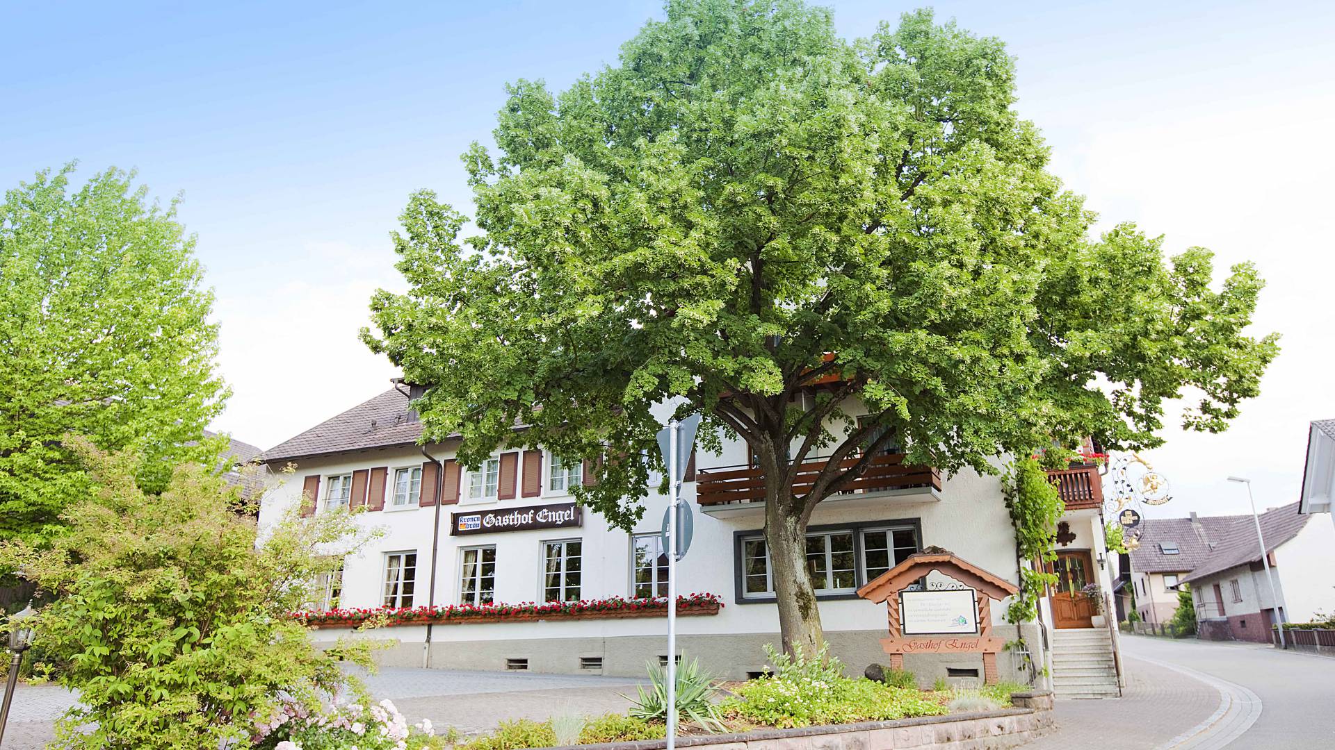 Außenansicht und Hofeinfahrt des Gasthof Engel Appenweier