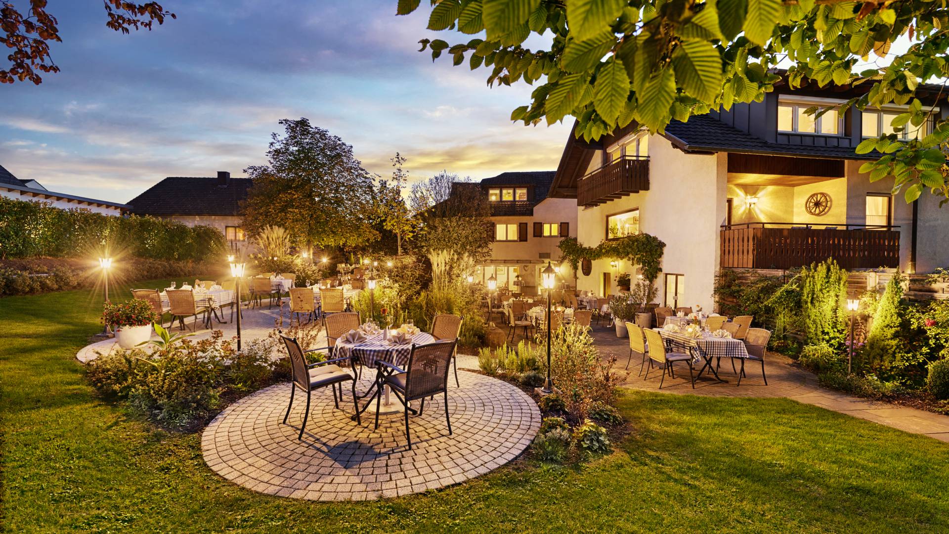 Gartenterrasse bei Dämmerung im Gasthof Engel Appenweier