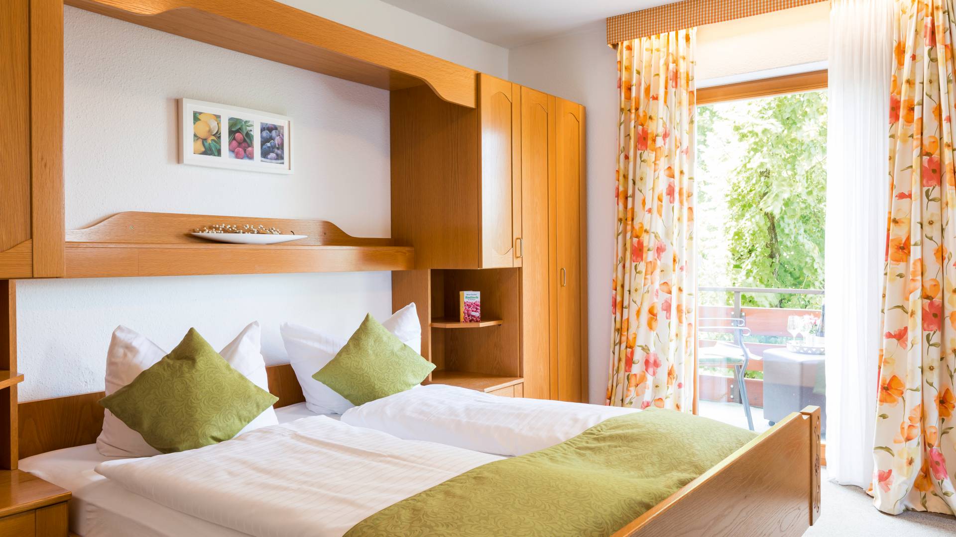 Innenansicht Doppelzimmer mit Balkon im Gasthof Engel Appenweier